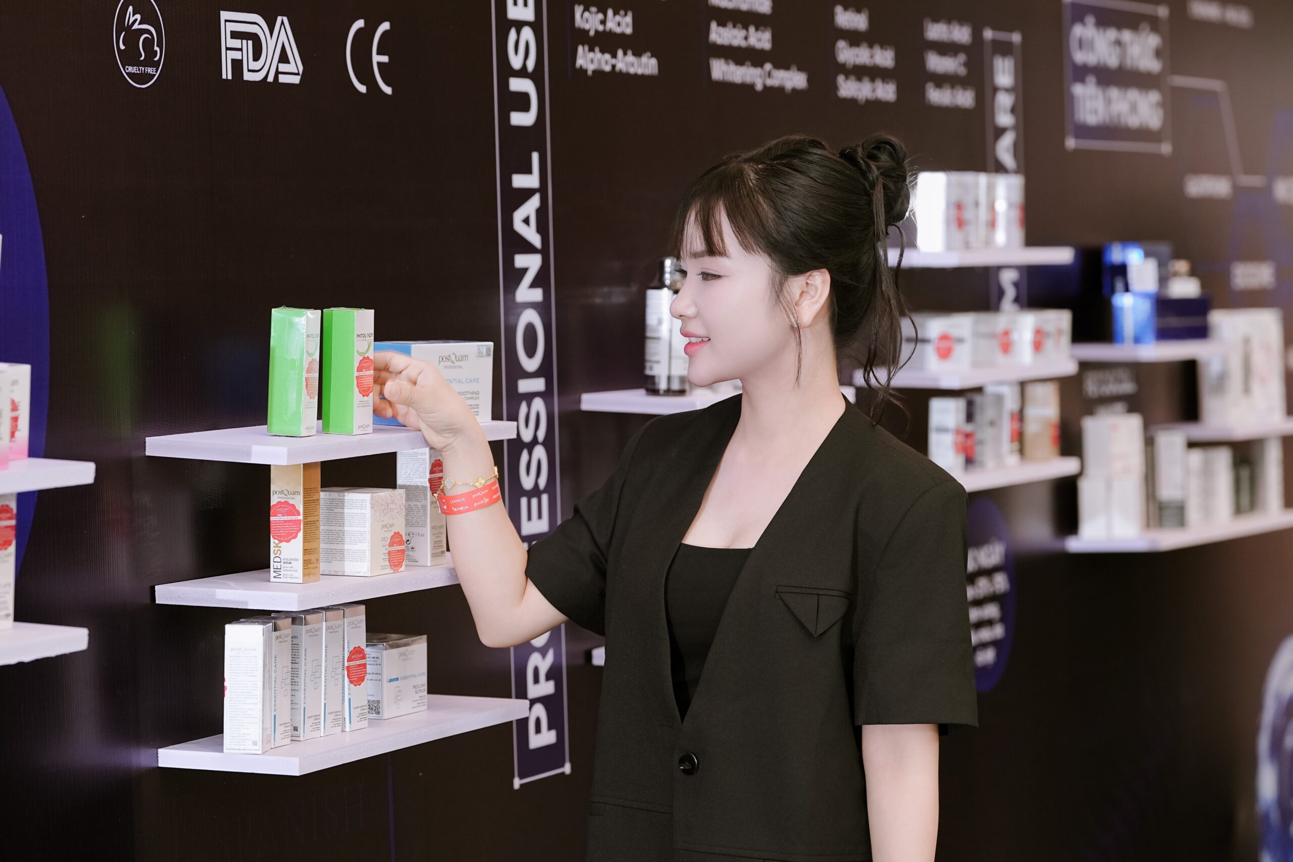 WORKSHOP XU HƯỚNG ĐIỀU TRỊ NÁM 2026: TỪ ĐIỀU HÒA VIÊM ĐẾN QUẢN LÝ SẮC TỐ DA TOÀN DIỆN TẠI TP.HÀ NỘI VINH DỰ ĐÓN TIẾP GẦN 200 QUÝ SPA/CLINIC THAM DỰ 17 WORKSHOP XU HƯỚNG ĐIỀU TRỊ NÁM 2026 - postQuam